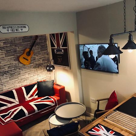 3 Double Bed Brittania Styled Central Home Near Lfc Sleeps 6 With Free Business Super Fast Fibre Broadband Ливърпул Екстериор снимка